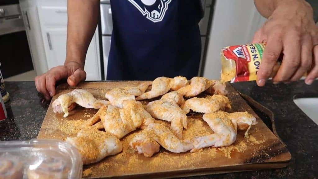 Evite alimentos muito húmidos no saco de assar, pois isso pode causar excesso de vapor e afetar a textura do alimento.
