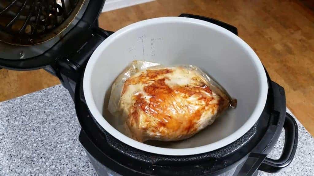 Depois de usar o saco de assar, descarte-o adequadamente e limpe a cesta do Air Fryer para remover quaisquer resíduos.

