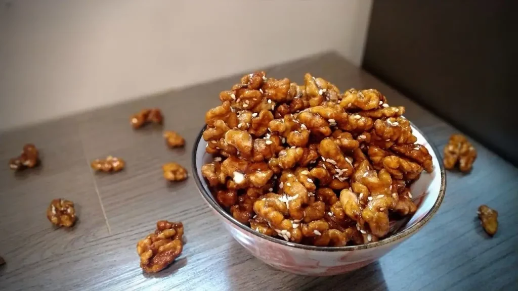 Nozes douradas e crocantes após serem torradas na air fryer, realçando o sabor e a textura perfeita.