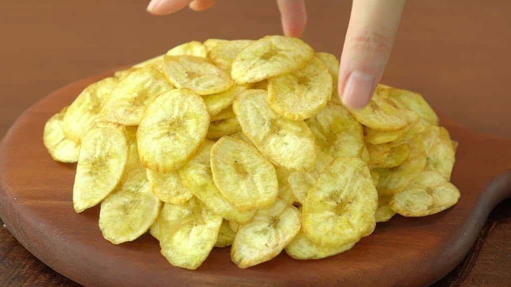 Bananas fatiadas acabadas de desidratar na Airfryer, proporcionando uma forma prática e deliciosa de aproveitá-las.