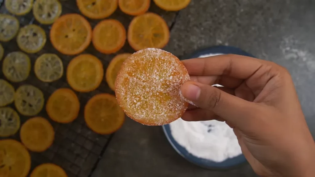 Laranjas cortadas em rodelas finas são a base para a desidratação na airfryer.